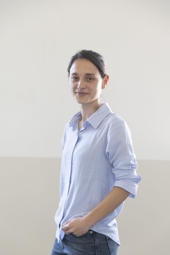 employée de bureau qui pause pour une photo professionnelle, de côté en portrait