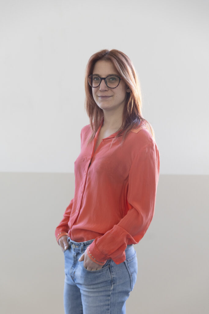 employée de bureau qui pause pour une photo professionnelle, de côté en portrait